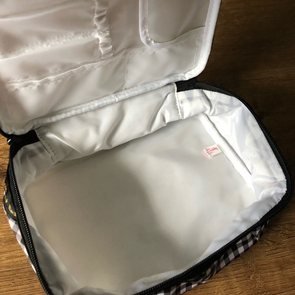 HELLO KITTY-NWT Cosmetics Bag - Picture 14 of 16